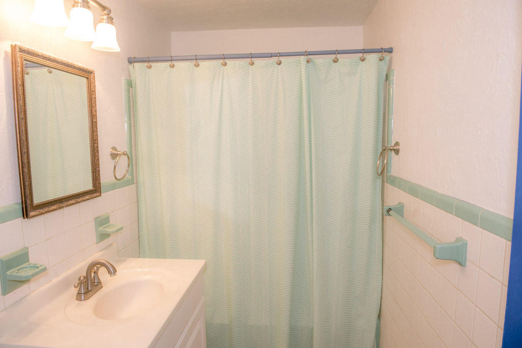 988 Oleander Road Key Largo, FL 33037 - Photo 12 of 18 Bathroom 2