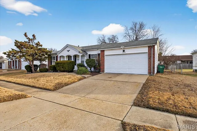 $199,999 | 4046 Del Lago Drive, Florissant, MO 63034