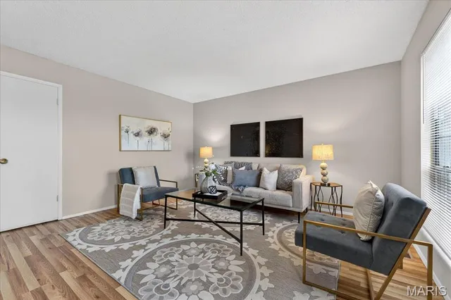 $199,999 | 4046 Del Lago Drive, Florissant, MO 63034