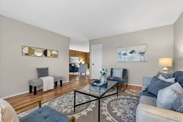 $199,999 | 4046 Del Lago Drive, Florissant, MO 63034