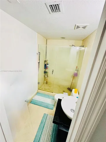 a bath room with a bath tub