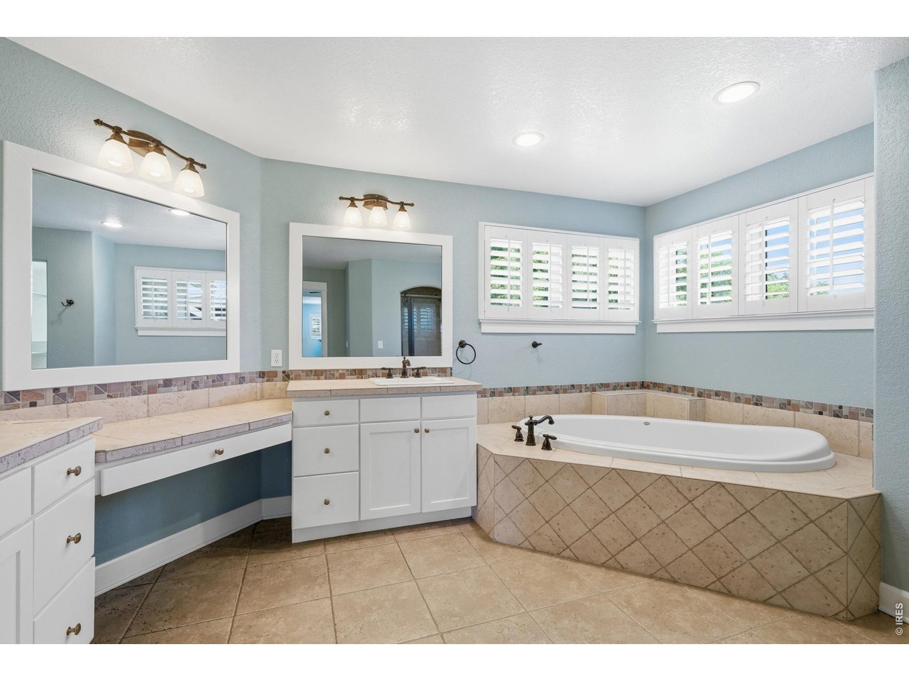 718 Skywalker Point Lafayette, CO 80026 - Photo 22 of 48 Primary En-Suite bathroom with jetted tub