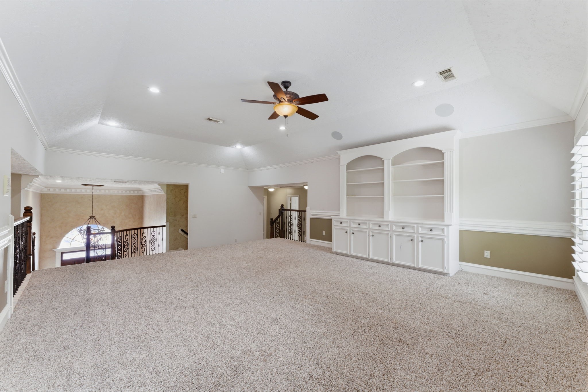 13807 Balmore Circle Houston, TX 77069 - Photo 20 of 30 a view of a livingroom with furniture and a ceiling fan