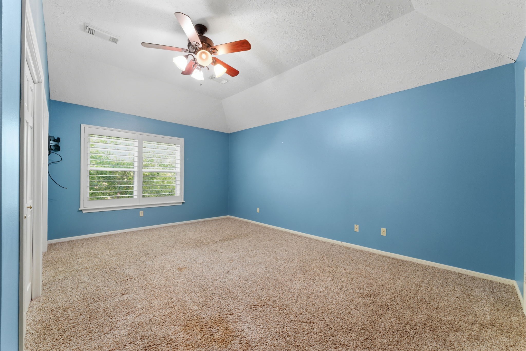 13807 Balmore Circle Houston, TX 77069 - Photo 24 of 30 an empty room with a window and a fan