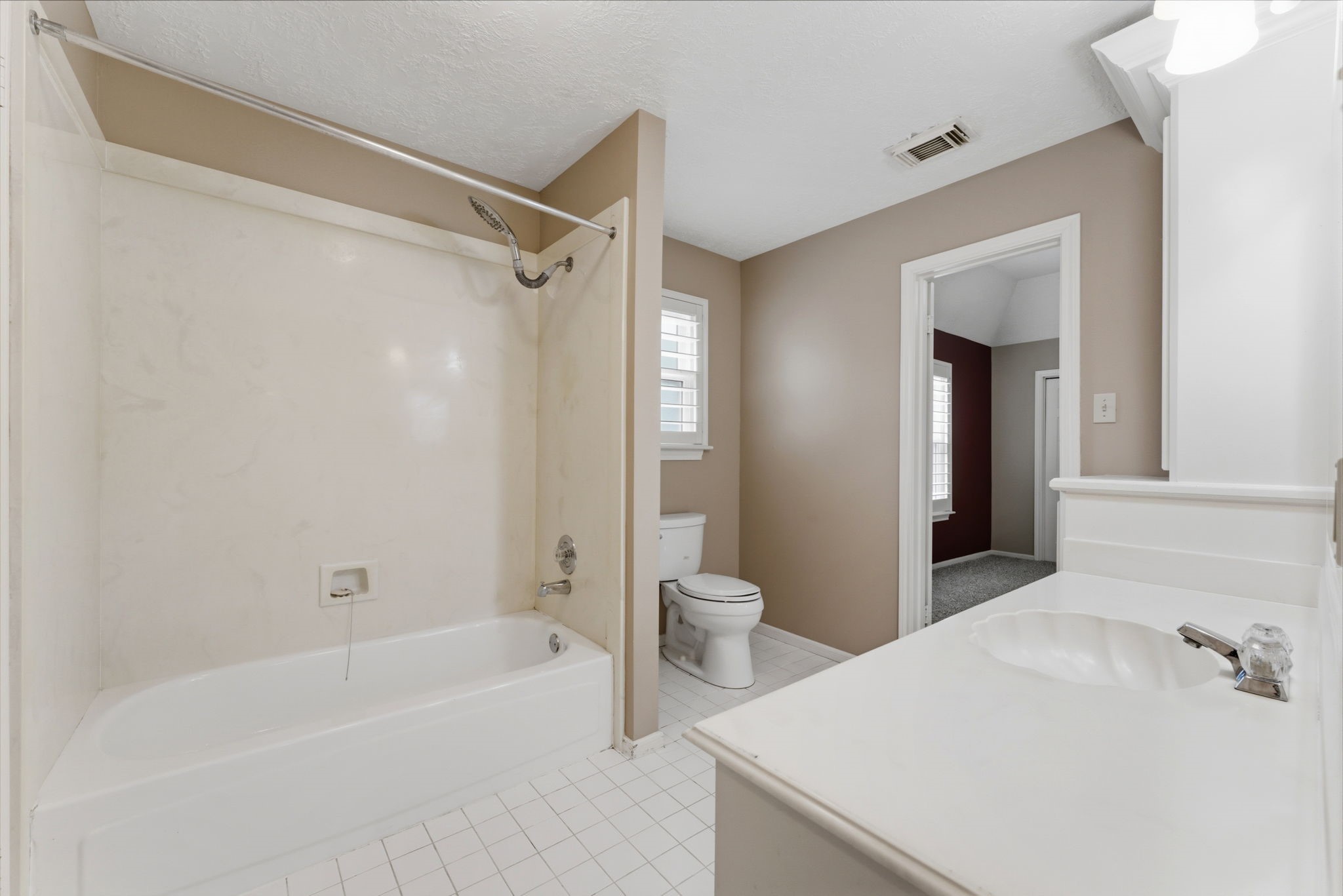 13807 Balmore Circle Houston, TX 77069 - Photo 27 of 30 a bathroom with a bathtub and a sink