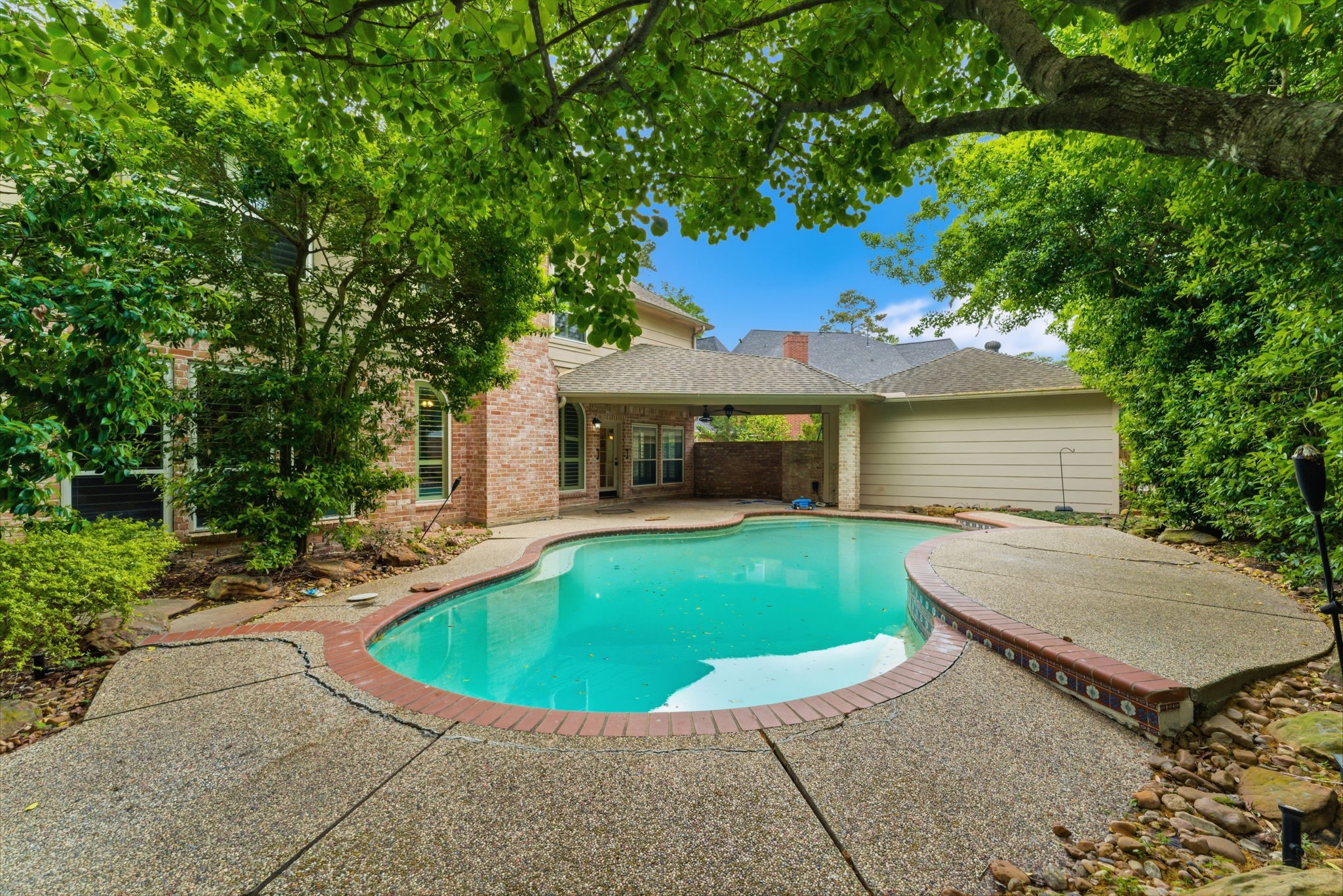 13807 Balmore Circle Houston, TX 77069 - Photo 29 of 30 a view of a house with a swimming pool and a yard