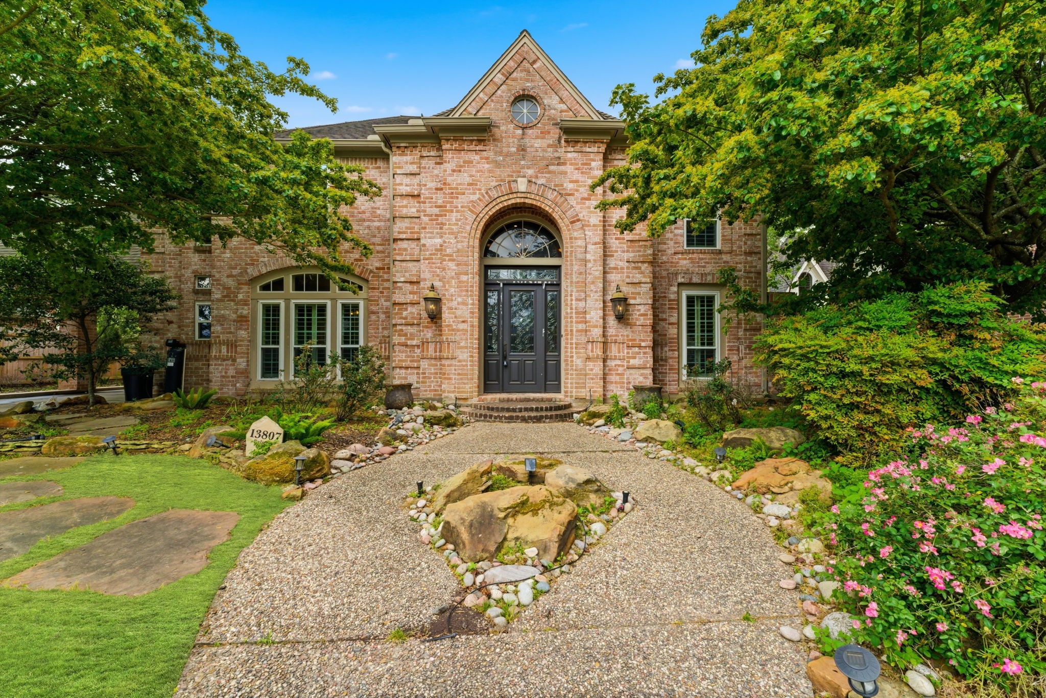 13807 Balmore Circle Houston, TX 77069 - Photo 30 of 30 a front view of a house with garden