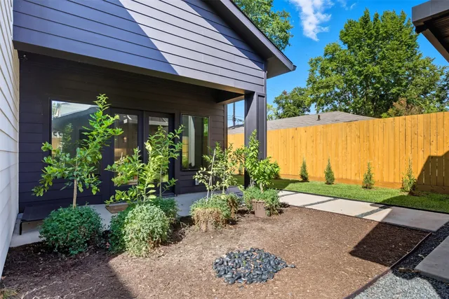 $649,500 | 410 East 33rd Street, Houston, TX 77018