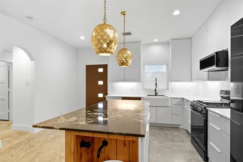 $649,500 | 410 East 33rd Street, Houston, TX 77018