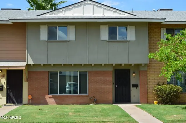 a view of front of a house with a yard