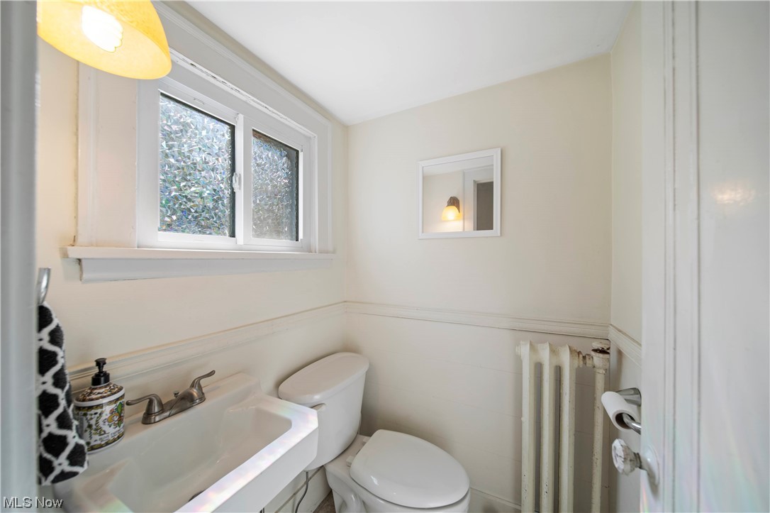 2569 Princeton Road Cleveland, OH 44118 - Photo 11 of 34 1st Floor Half Bath