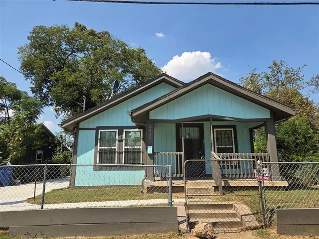 a view of a house with a yard and plants