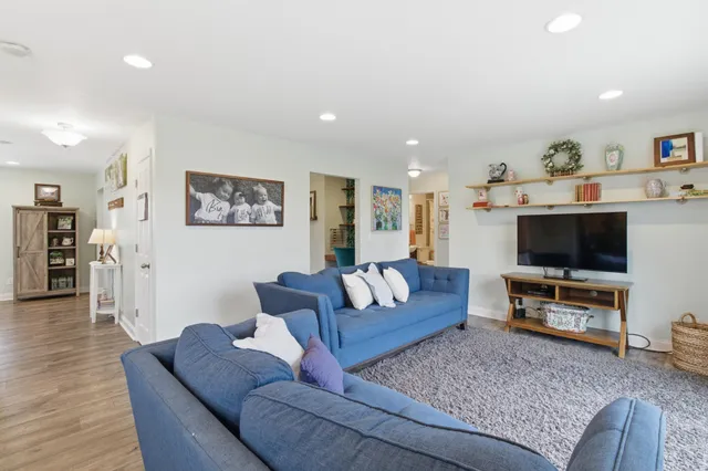 a livingroom with a bookshelf