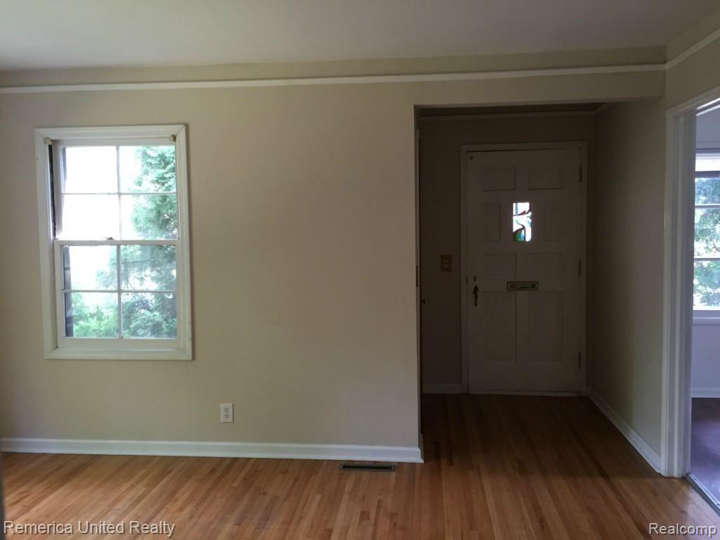 3176 Warick Road Royal Oak, MI 48073 - Photo 8 of 17 IMG_7259.jpg