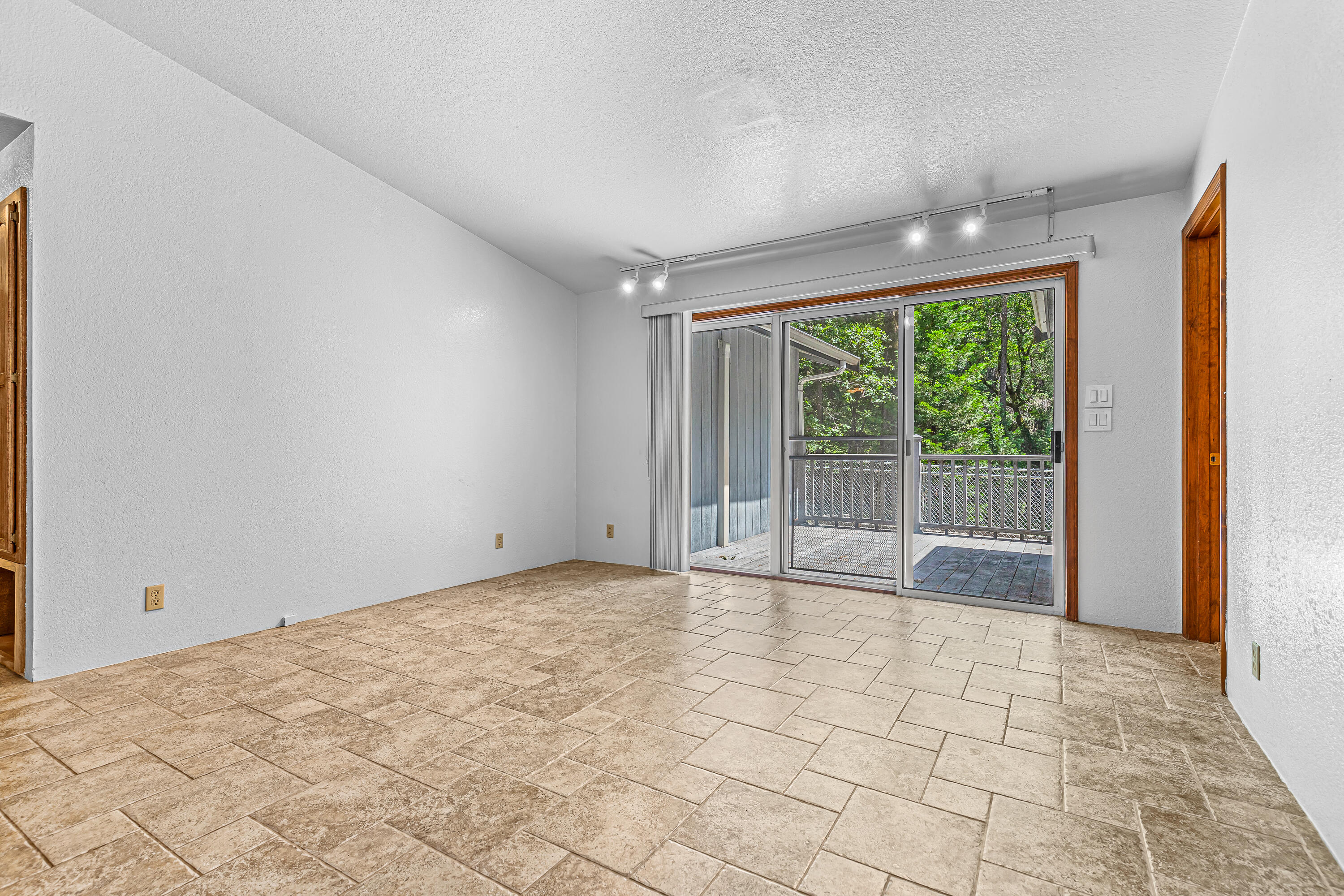 311 Peco Road Grants Pass, OR 97526 - Photo 11 of 67 9R9A1459