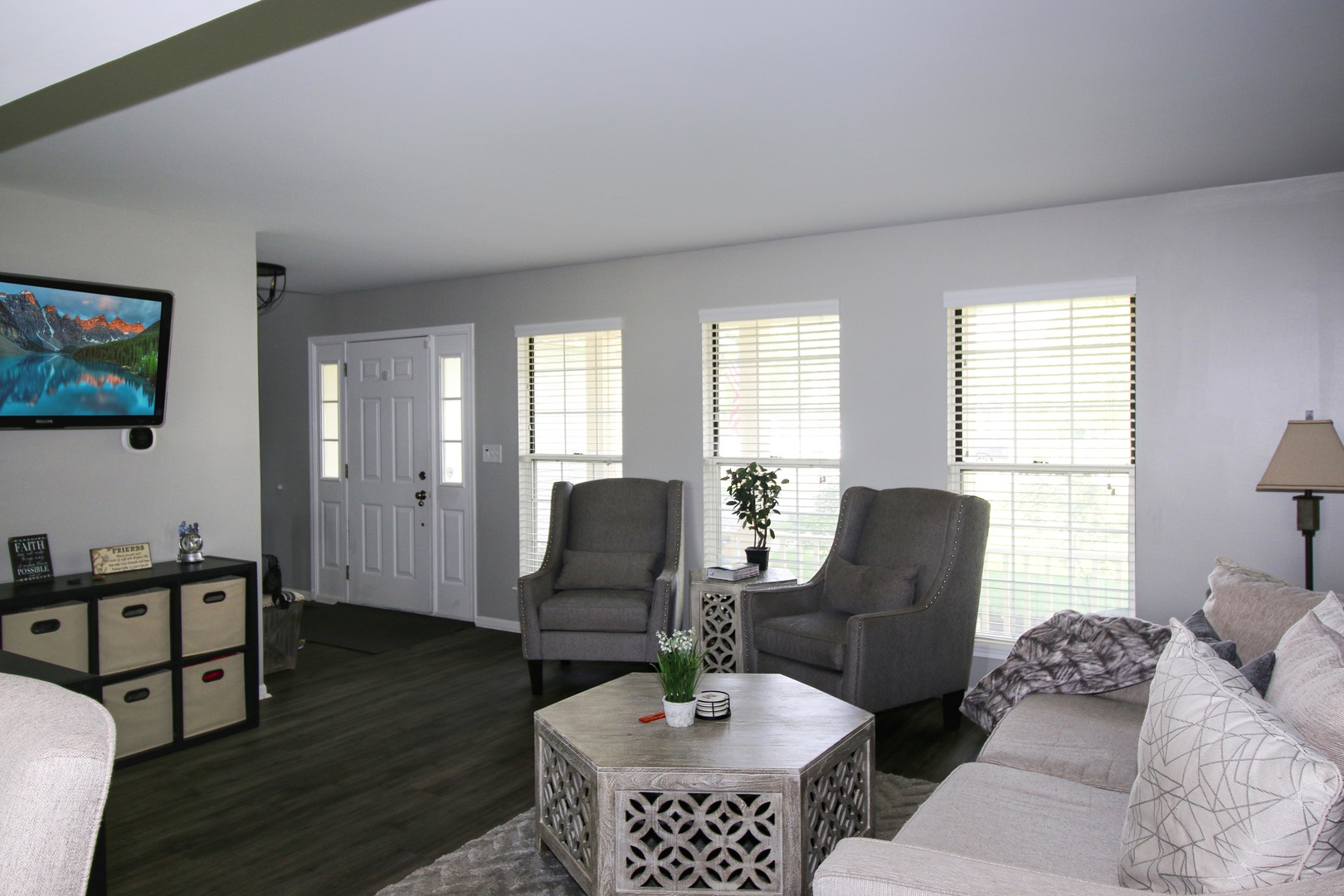 574 Foxford Road Bartlett, IL 60103 - Photo 9 of 22 a living room with furniture and wooden floor