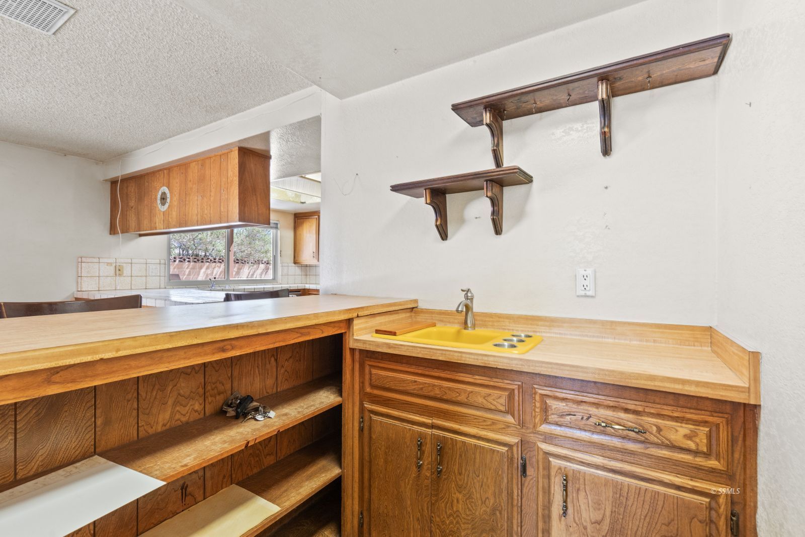824 Kevin Way Ridgecrest, CA 93555 - Photo 19 of 38 a utility room with stainless steel appliances