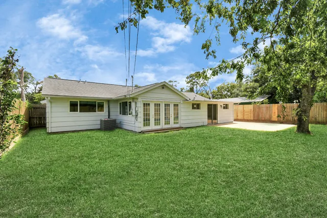 a view of a house with a backyard