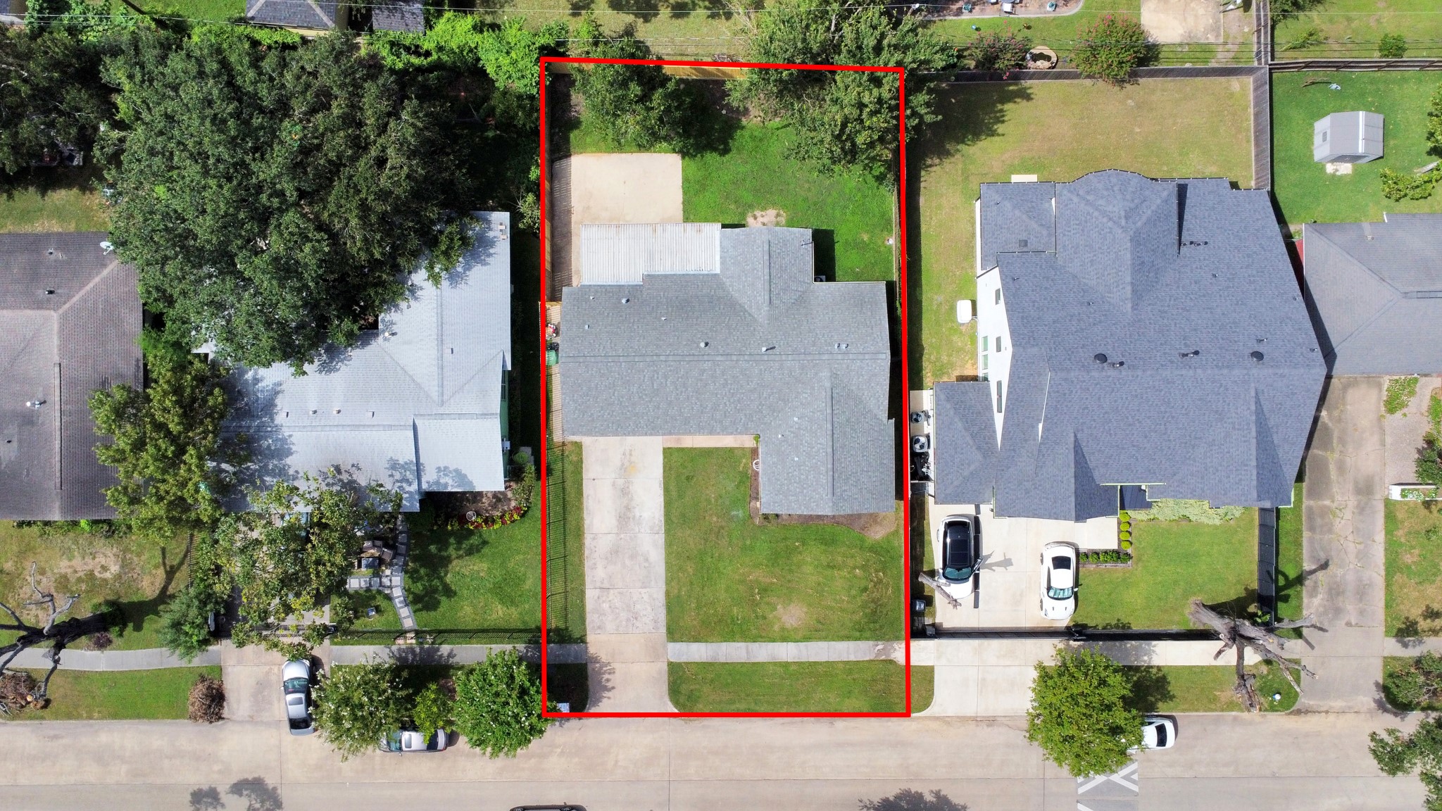 8034 Ridgeview Drive Houston, TX 77055 - Photo 42 of 44 an aerial view of a house with a yard and lake view