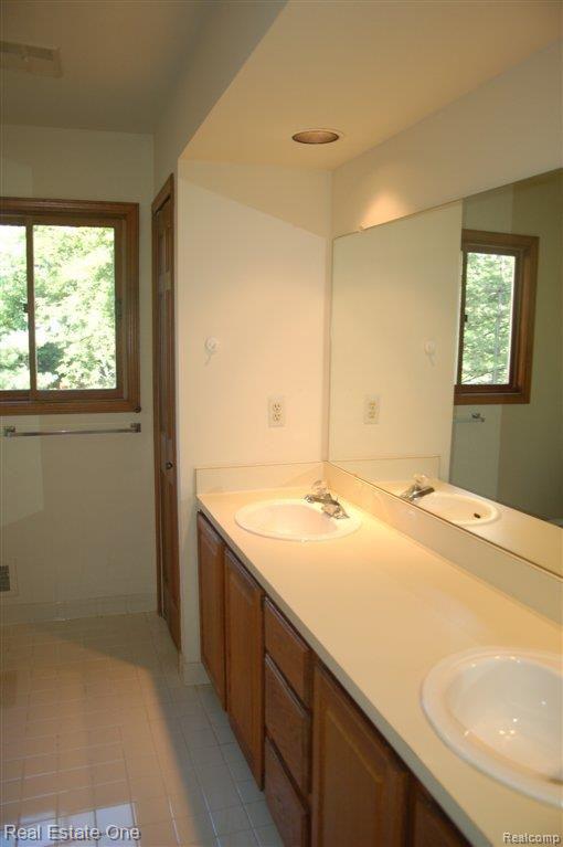 2490 Munster Road Rochester, MI 48309 - Photo 14 of 16 hall bath.JPG