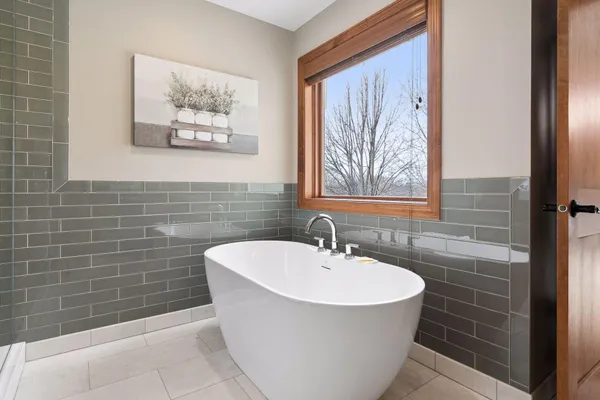 $950,000 | 572 Spruce Circle, Eagan, MN 55123