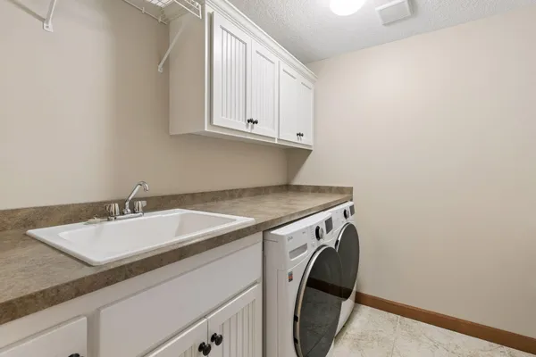 $950,000 | 572 Spruce Circle, Eagan, MN 55123