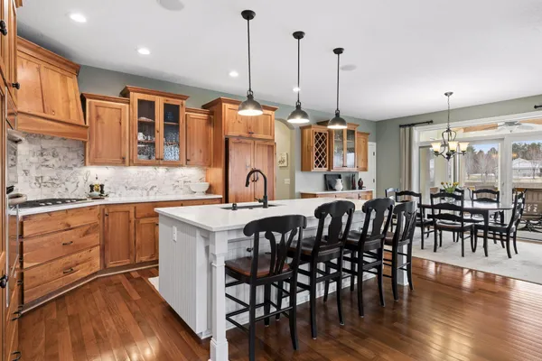 $950,000 | 572 Spruce Circle, Eagan, MN 55123