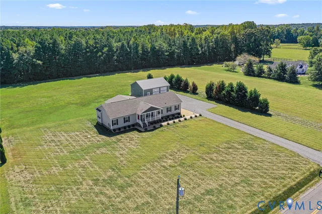 a view of a back yard