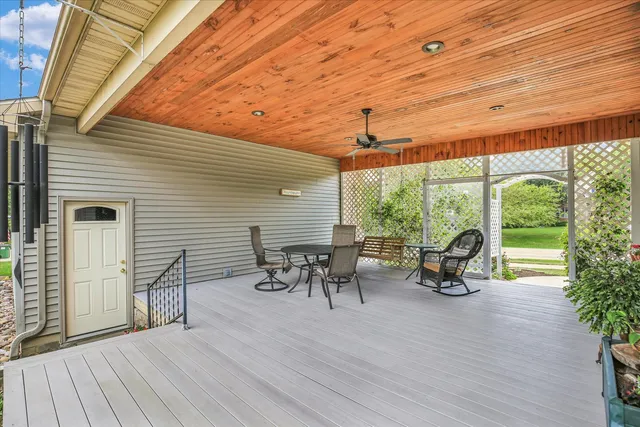 a view of a yard in front of house