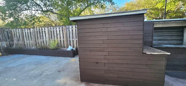 a view of small house and a yard