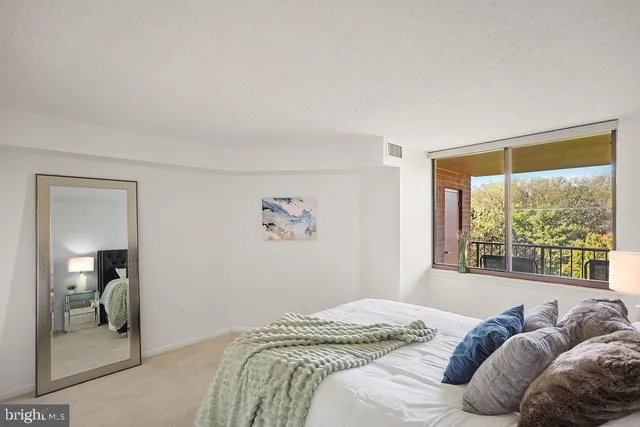 $285,900 | 10101 Grosvenor Place, Unit 1004, Rockville, MD 20852