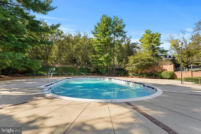 $285,900 | 10101 Grosvenor Place, Unit 1004, Rockville, MD 20852