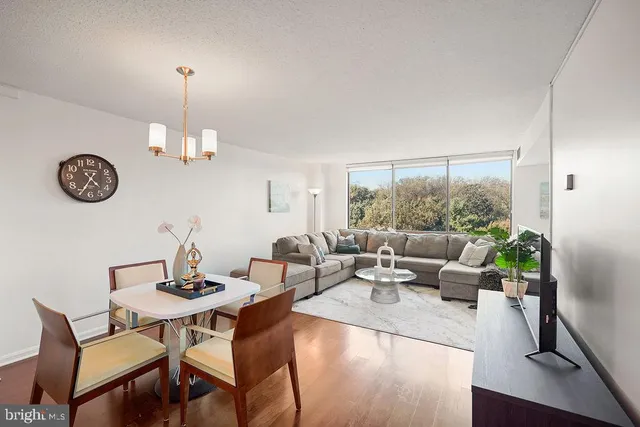 $285,900 | 10101 Grosvenor Place, Unit 1004, Rockville, MD 20852