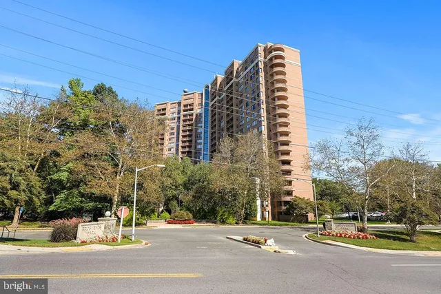 $285,900 | 10101 Grosvenor Place, Unit 1004, Rockville, MD 20852