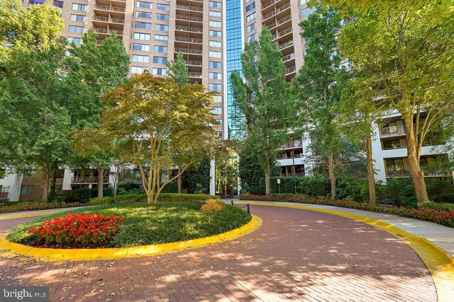 $285,900 | 10101 Grosvenor Place, Unit 1004, Rockville, MD 20852