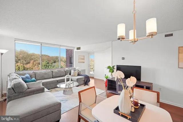 $285,900 | 10101 Grosvenor Place, Unit 1004, Rockville, MD 20852