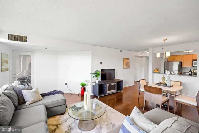 $285,900 | 10101 Grosvenor Place, Unit 1004, Rockville, MD 20852