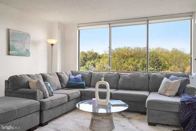 $285,900 | 10101 Grosvenor Place, Unit 1004, Rockville, MD 20852