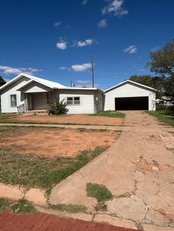 $220,000 | 610 Ave G Northwest, Childress, TX 79201