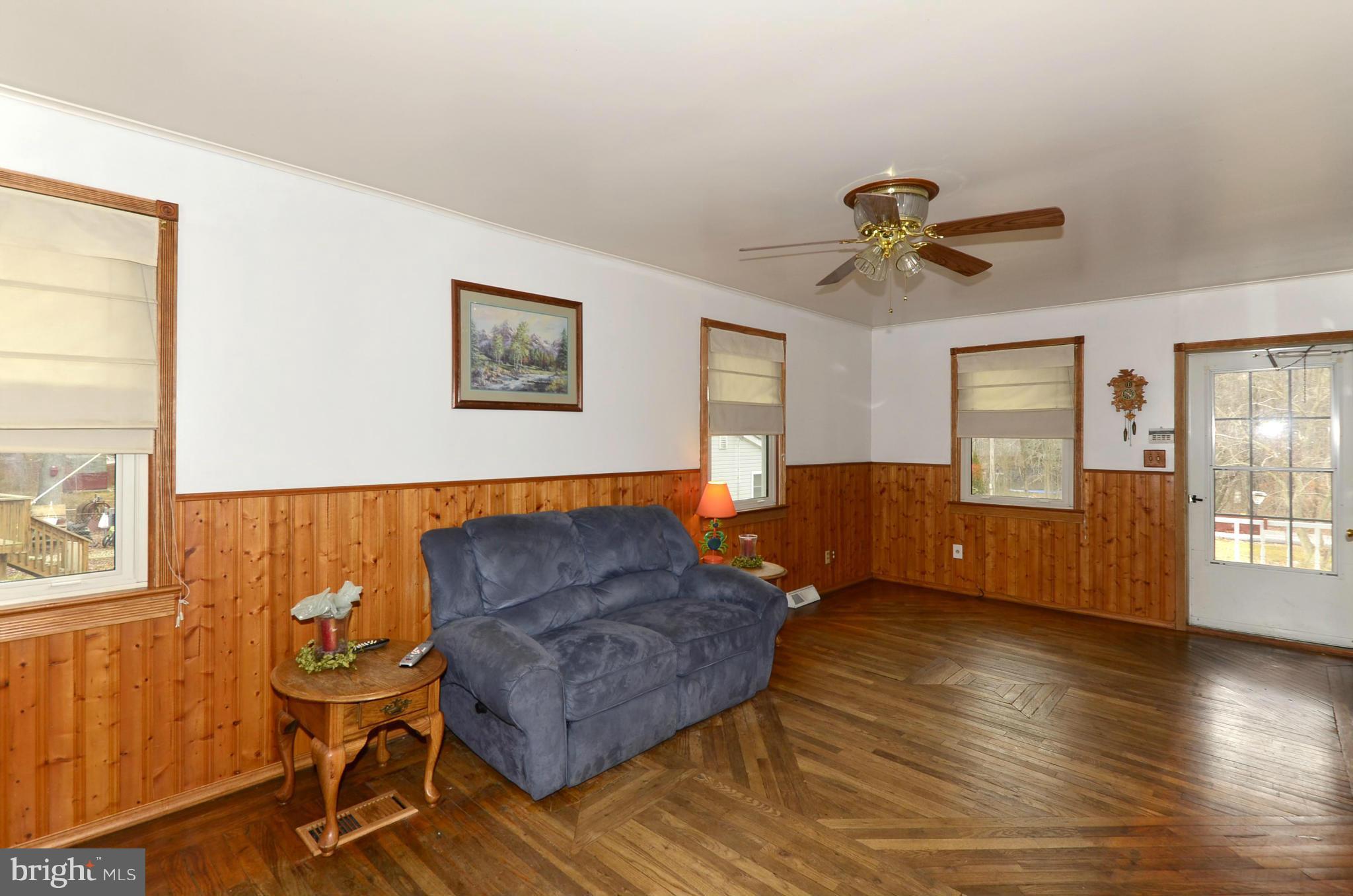 2012 River Road Baltimore, MD 21221 - Photo 3 of 30 Living Room