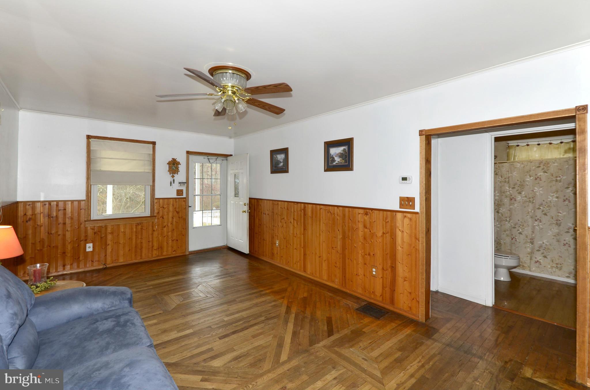 2012 River Road Baltimore, MD 21221 - Photo 4 of 30 Living Room