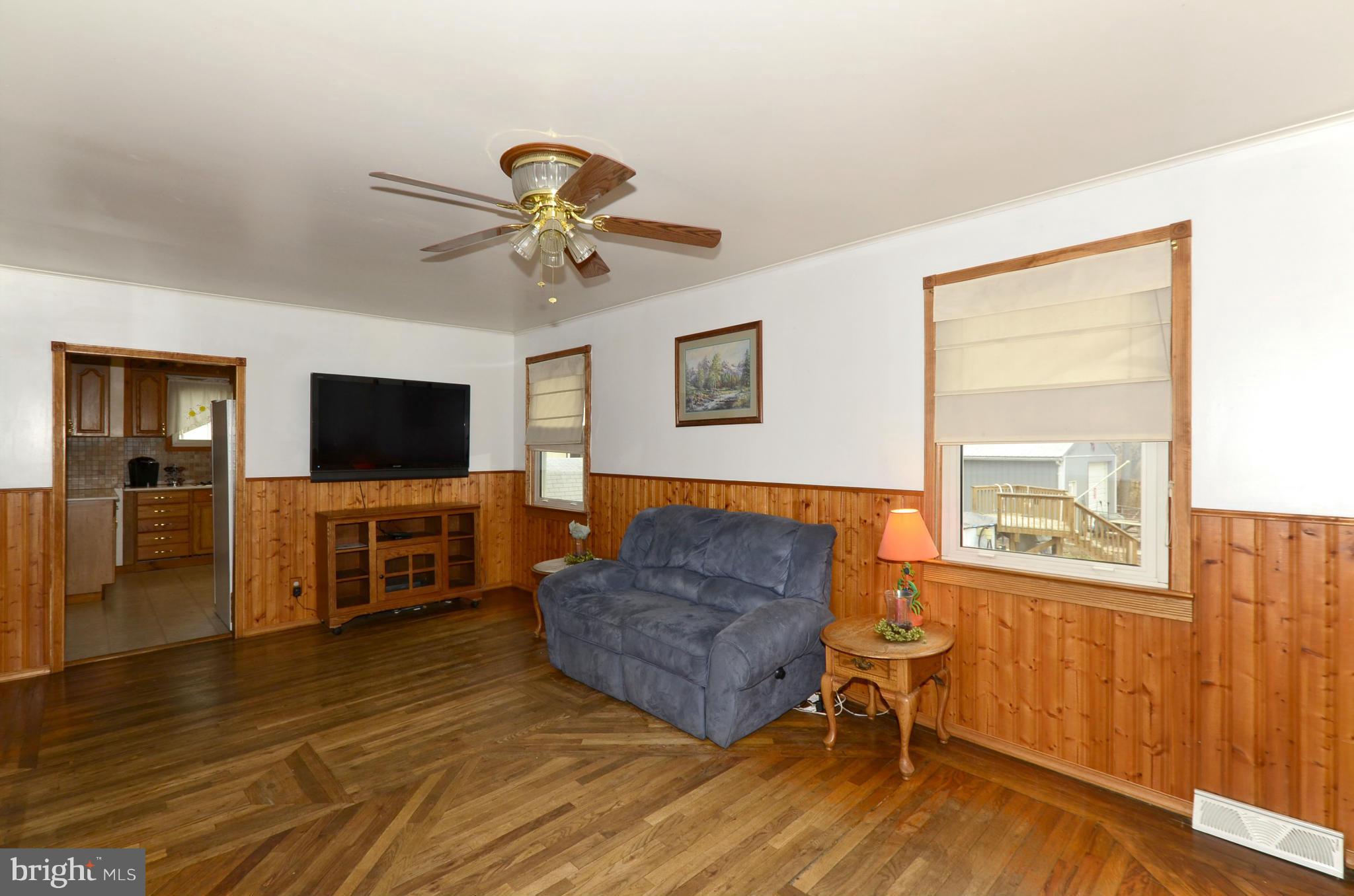 2012 River Road Baltimore, MD 21221 - Photo 6 of 30 Living Room