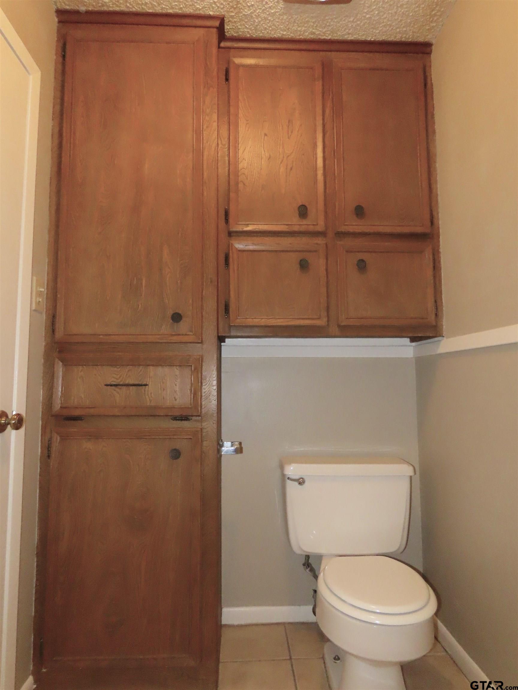 402 Muller Garden Road Tyler, TX 75703 - Photo 18 of 33 a bathroom with a toilet