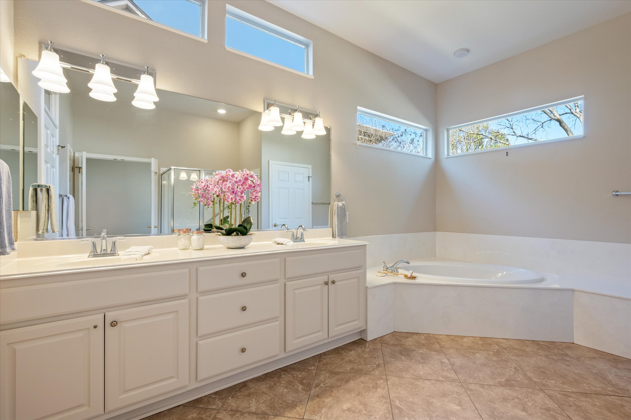 114 Whippoorwill Way Georgetown, TX 78633 - Photo 22 of 37 a bathroom with a tub a double vanity sink and a mirror