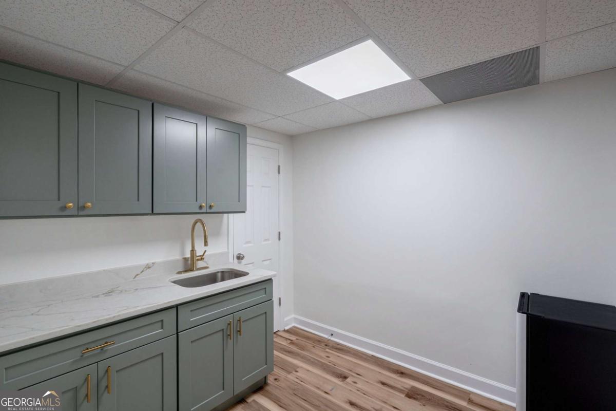 400 Sandstone Drive Athens, GA 30605 - Photo 31 of 41 a bathroom with a sink and a mirror