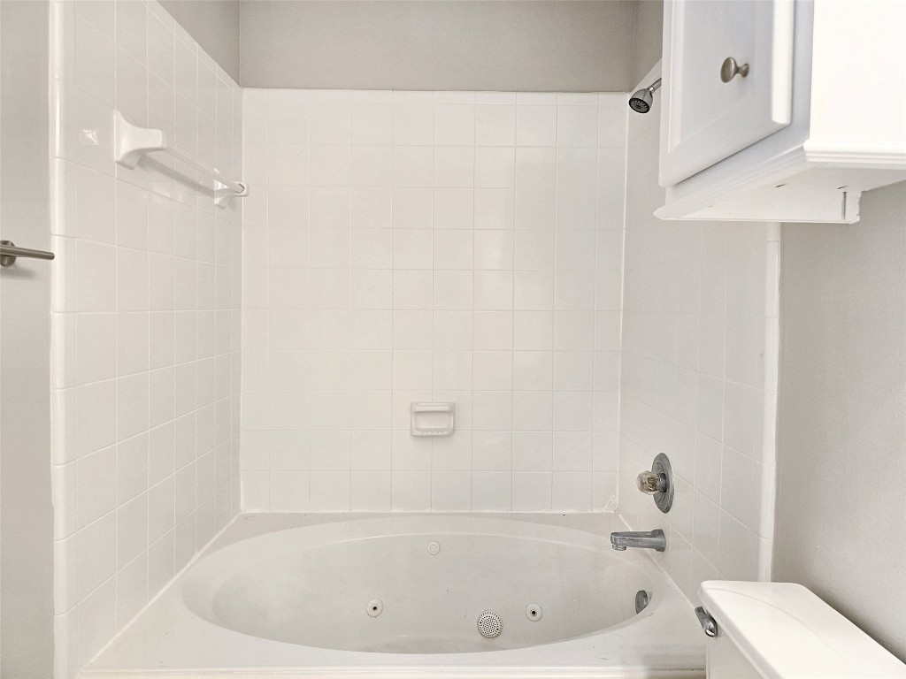 2211 Runnels Street Houston, TX 77003 - Photo 12 of 17 a bathroom with a bathtub