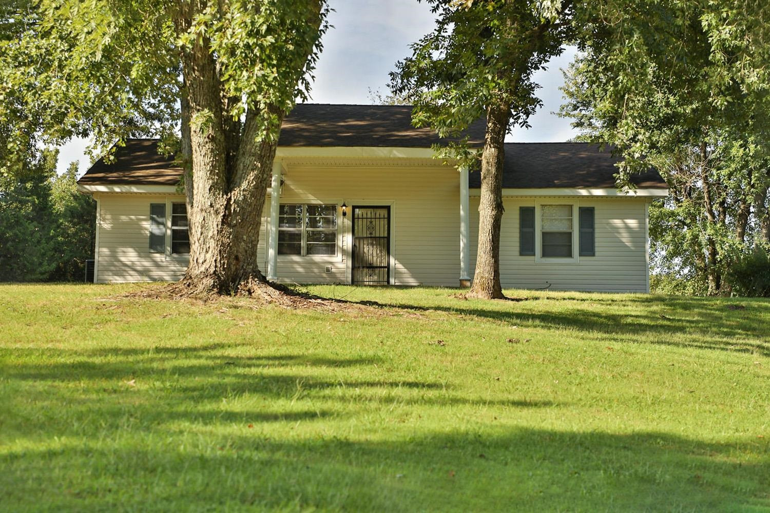 707 Baker Road Martin, TN 38237 - Photo 4 of 32 a front view of a house with a garden