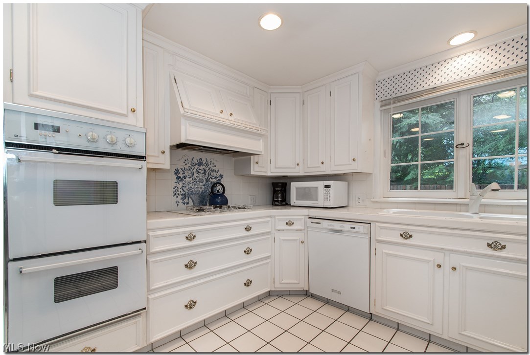 2872 Lander Road Cleveland, OH 44124 - Photo 7 of 35