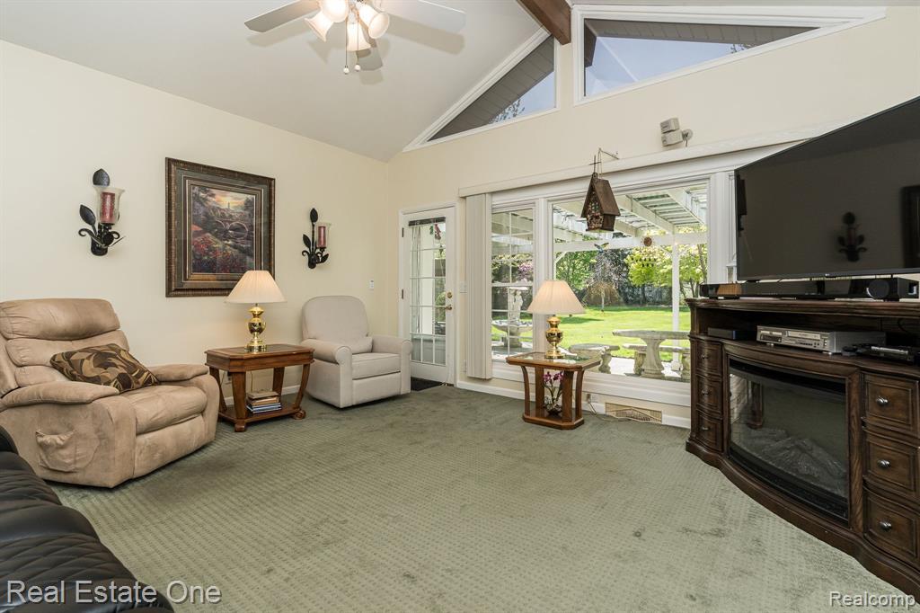 129 Texas Avenue Rochester Hills, MI 48309 - Photo 9 of 50