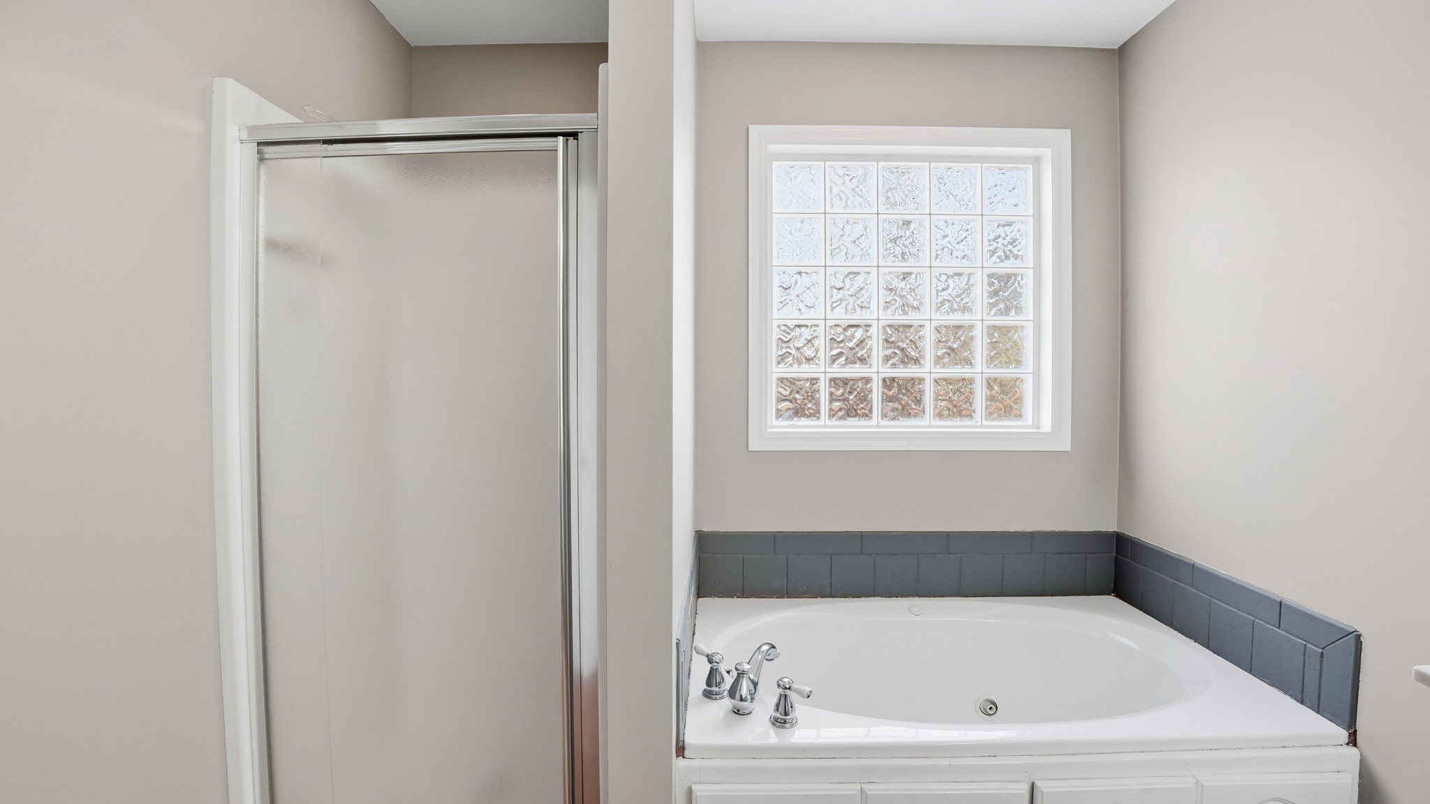 133 Riley Creek Road Tullahoma, TN 37388 - Photo 21 of 42 a bathroom with a bathtub